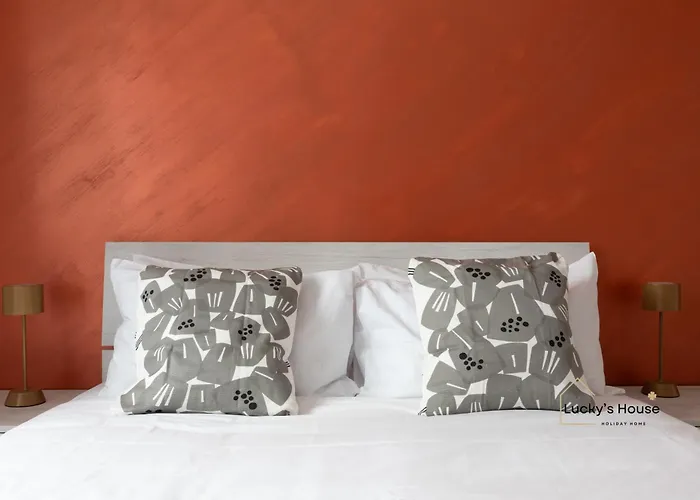 Apartment Lucky's House - 400mt To Metro A, 3 Bedrooms, 6-8 Pax, A-c,