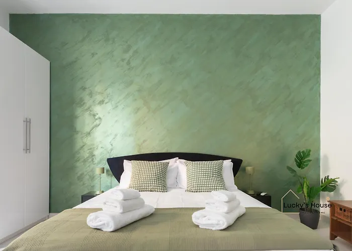 Apartment Lucky's House - 400mt To Metro A, 3 Bedrooms, 6-8 Pax, A-c,